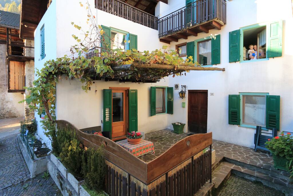 esterno con piccolo terrazzo