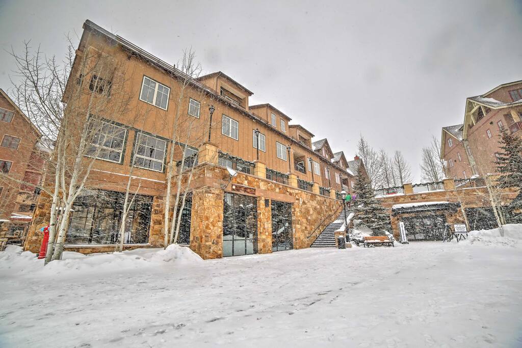 Located at Main Street Station, you'll have an unbeatable location and resort amenities to enjoy, including hot tubs, a swimming pool, eucalyptus steam room, shuttle and so much more.