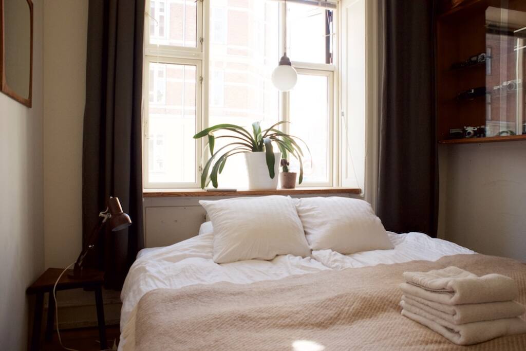 King size bed. Can be transformed into two single beds.