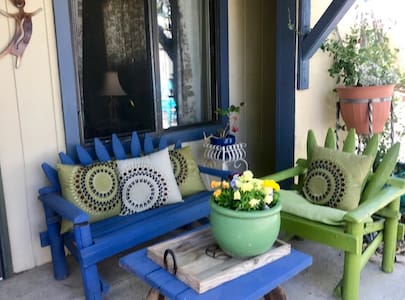 Chic and cozy downtown studio