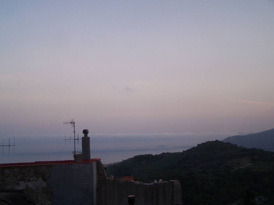 vista dalla finestra al tramonto