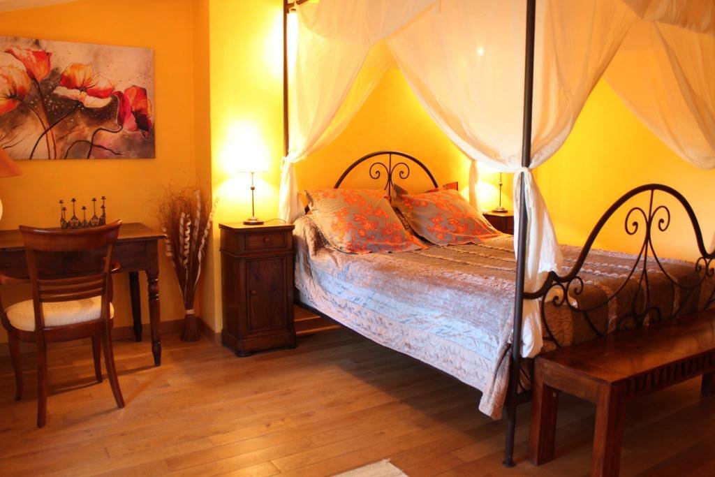Chambre avec coin bureau