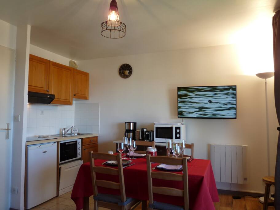 PIECE DE VIE COTE CUISINE... Coté cuisine
KITCHEN included in the living room