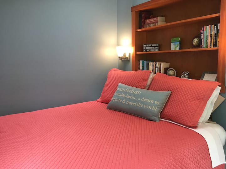 The Cozy Cottage in Maple Leaf (UW, Green Lake) Guesthouses for Rent in Seattle, Washington