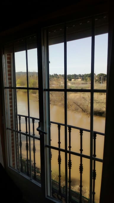 balconada en el salón vistas al rio.