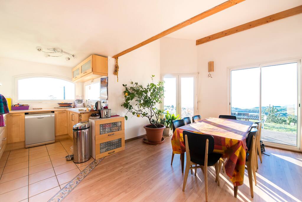 Cuisine toute équipée. Vue panoramique