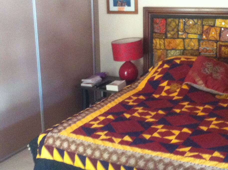 The double bed and wardrobe. Le lit et le garde robe