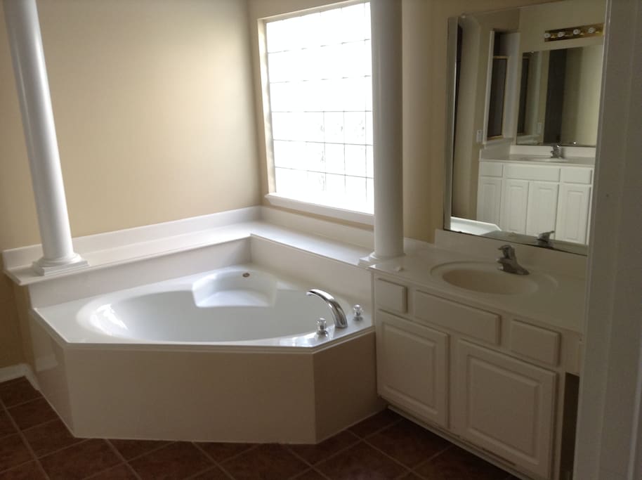 Master Room 1 Tub
