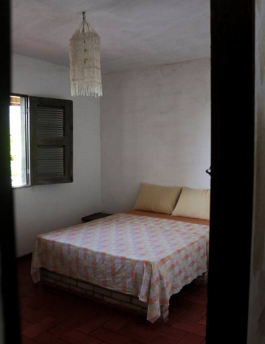 Português
Entrada privada que dará acesso aos dois quartos. No primeiro quarto você encontrará uma cama de casal, espaço para colchão extra ou você poderá armar uma rede. O quarto é arejado porém você também terá um ventilador.
English
Private entrance giving access to both bedrooms. There are in the first bedroom one double bed, extra mattress space or you can set up a hammock. The room is airy however you also get a fan.