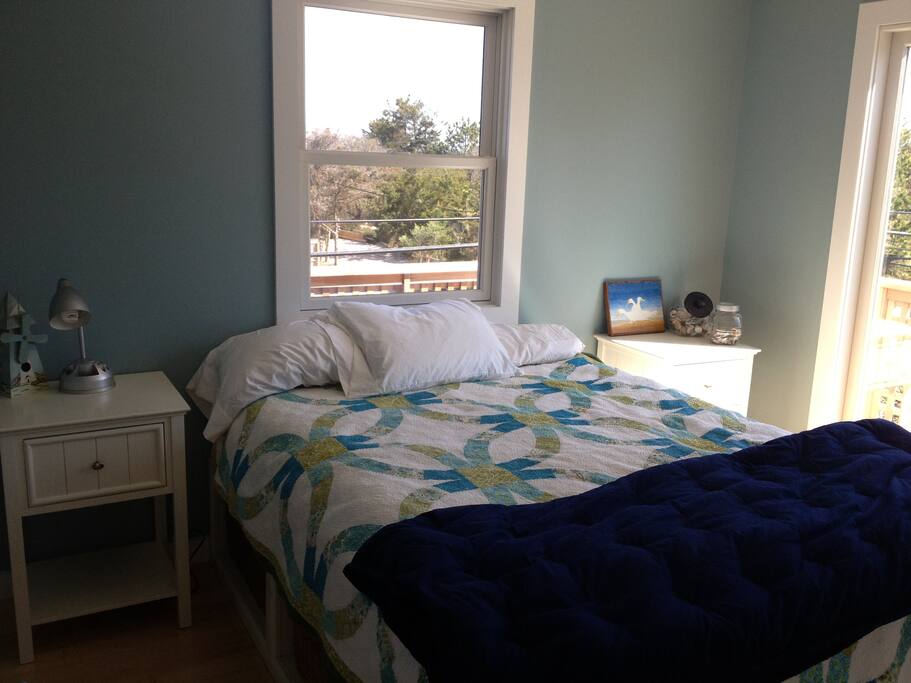 Guest bedroom with private entrance onto the deck.