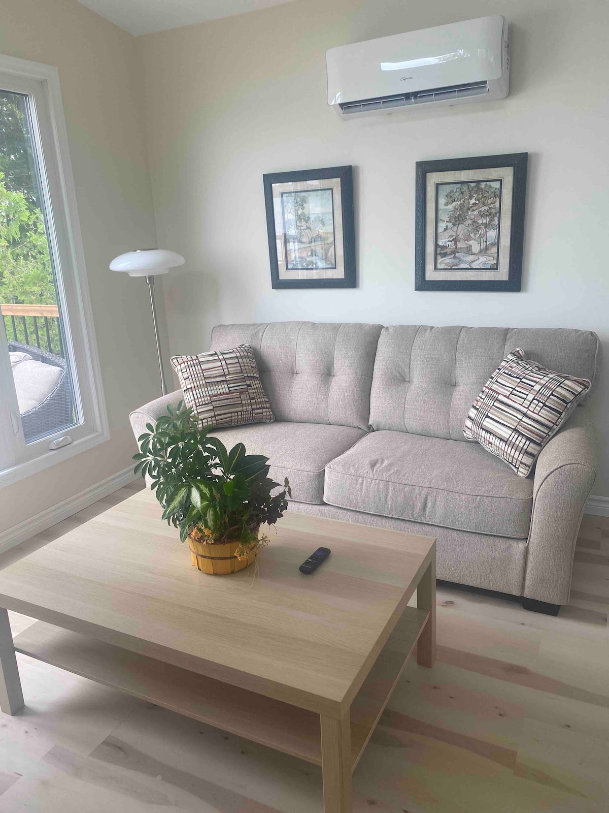 Entraîneur ou un endroit pour s'asseoir et regarder à l'extérieur du lac