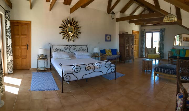 obrovská hlavná spálňa s manželskou posteľou Kingsize,  posedením,  šatňou, vlastnou kúpeľňou a dverami na balkóny z troch strán