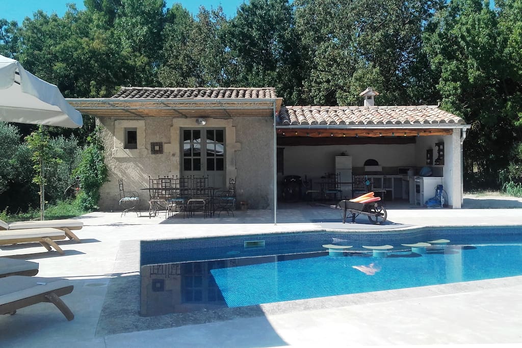 Le pool-house et la piscine