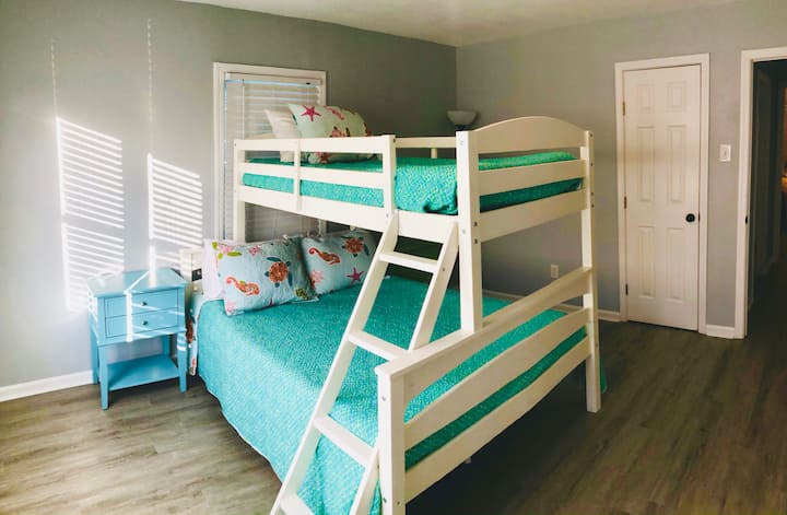 Dormitorio 2 con litera. La parte inferior está llena y la parte superior es individual.