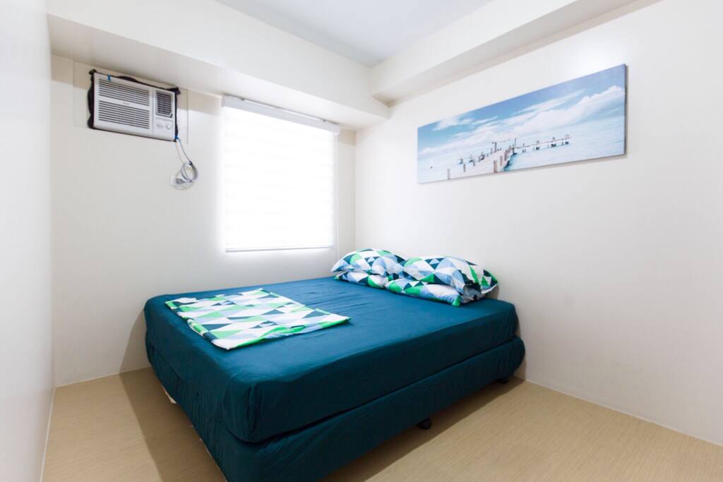 King sized bed in the bedroom. Extra floor mattress for big groups.