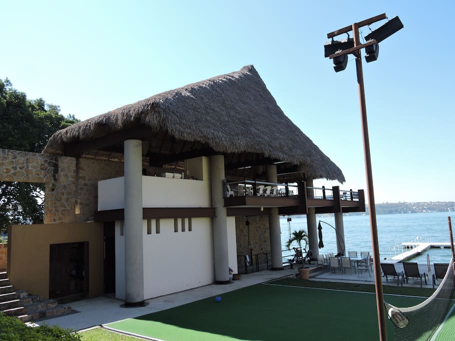 Palapa con cocineta, mesas, sillas y la mejor vista atardecer
