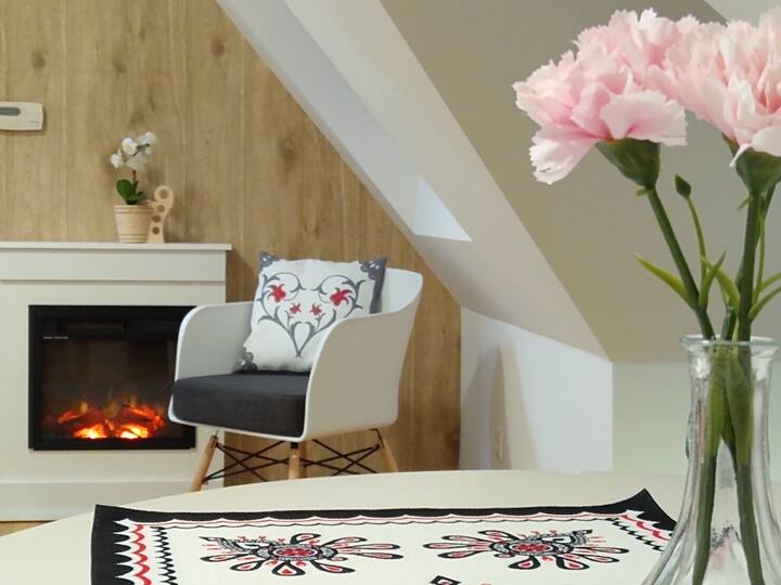 ห้องนั่งเล่นพร้อมเตาผิง