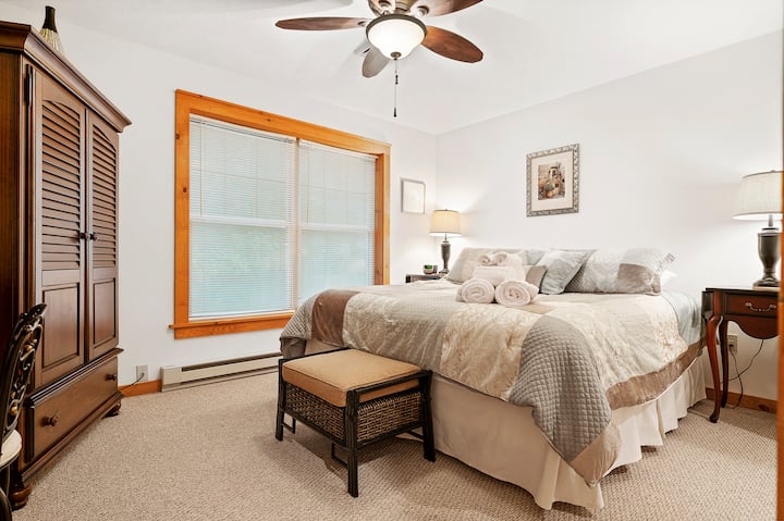 Საძინებელი #2 - 193 × 203 სმ ზომის ძირითადი ფლიგელი. მაღალი გარჩევადობის ტელევიზორი.