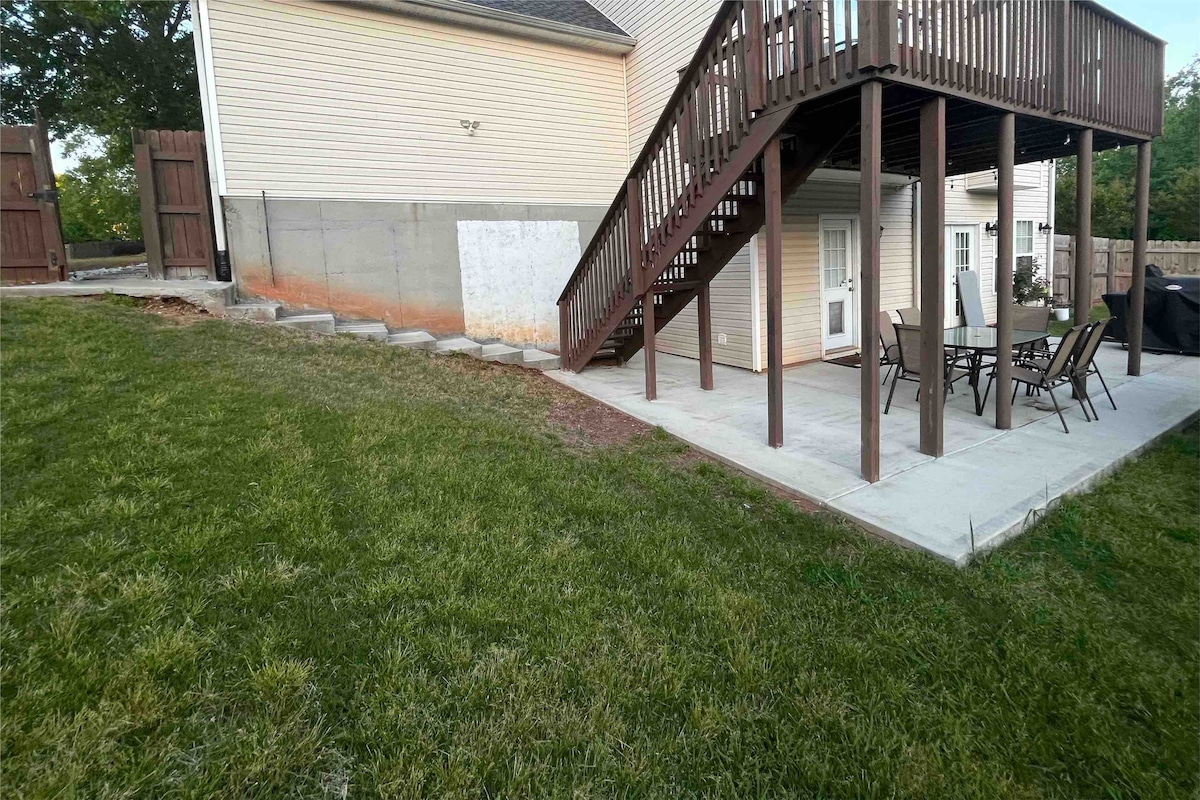2BR/ Modern Basement Suite