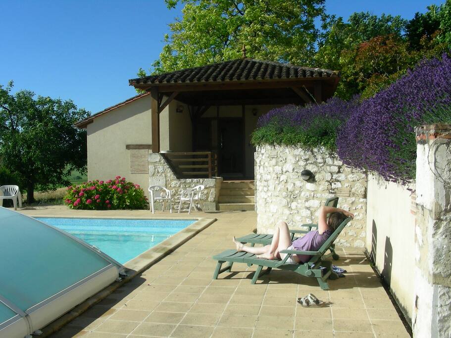 la piscine couverte et chauffée, terrasse couverte