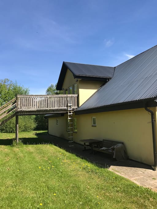 Trädgård för grill och lek