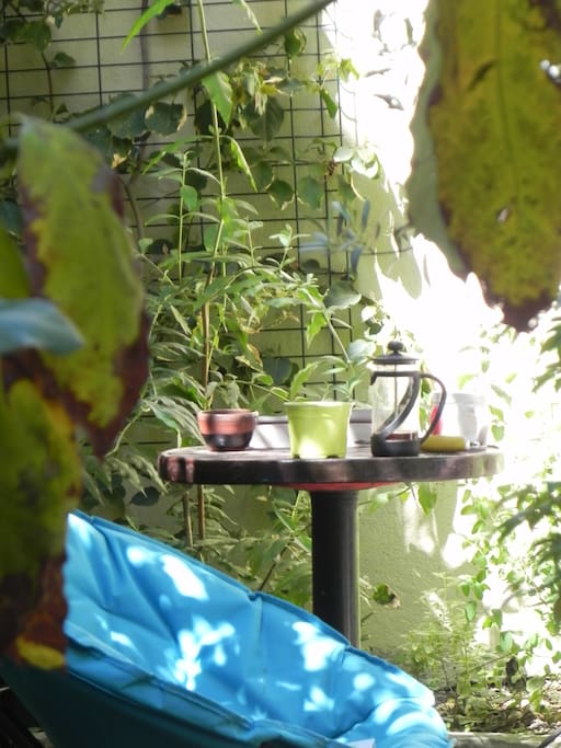 un petit coin café dans le jardin