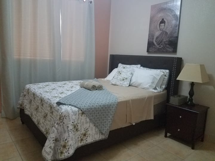Habitación privada con cama queen a 5 minutos de Nellis AFB Casas en