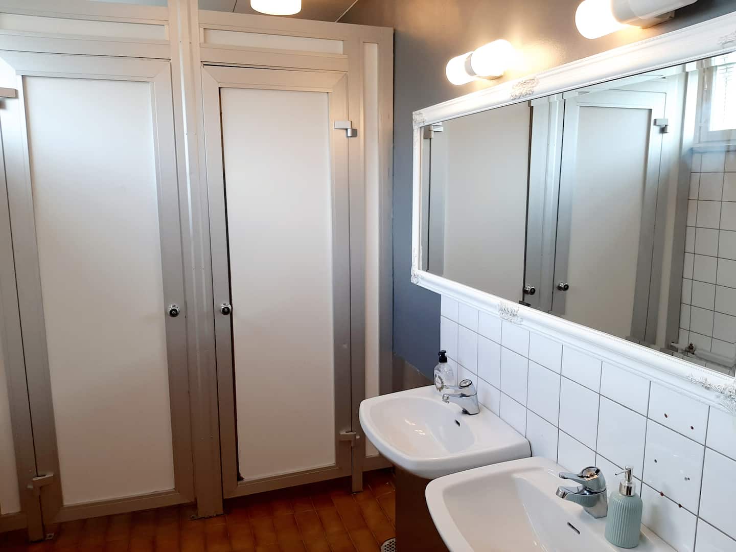 Room In The City Center Near The Train Station 5