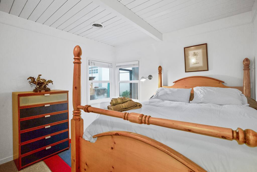 Bedroom 2
Queen-size bed