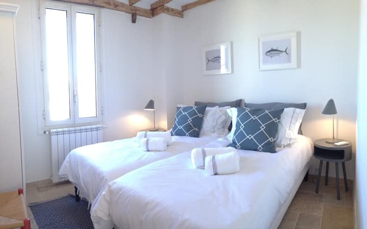 Chumba cha wageni kilicho na ukubwa wa Queen, kilicho na AC na mfumo wa kupasha joto. Kuangalia mji wa zamani.