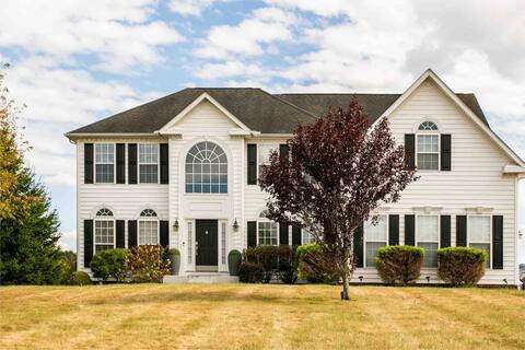 Spacious 5 Bedroom w/ Large Deck and Hot Tub