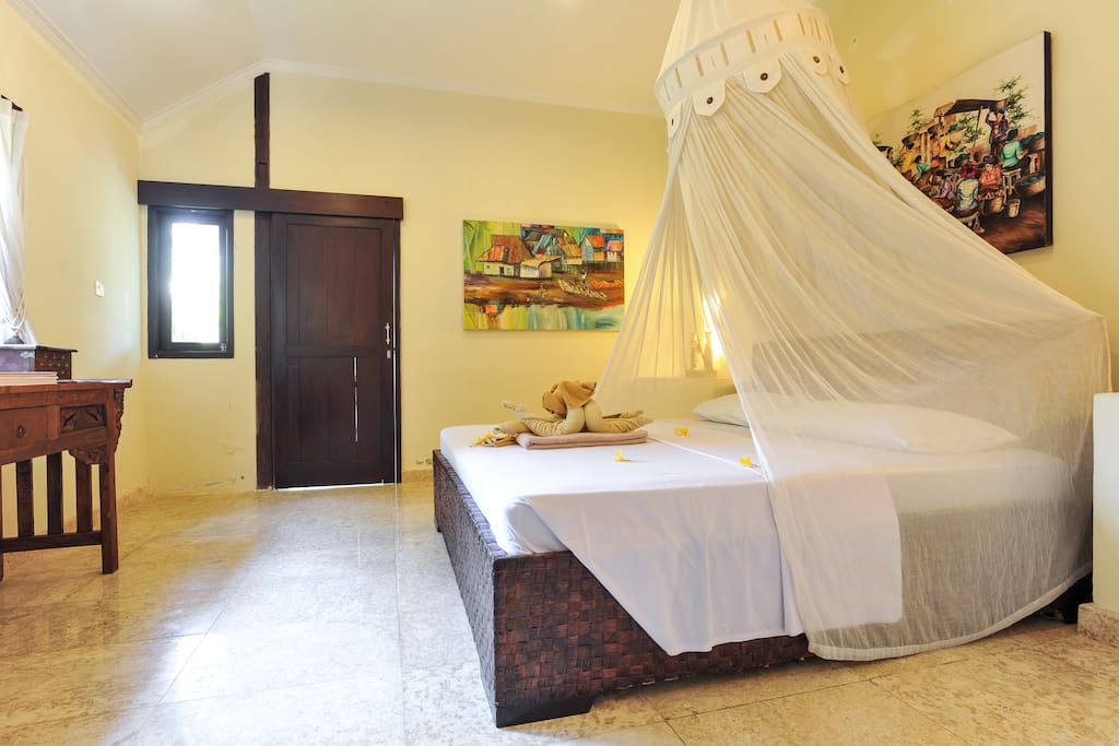 Main bedroom ensuite-king size bed (1)