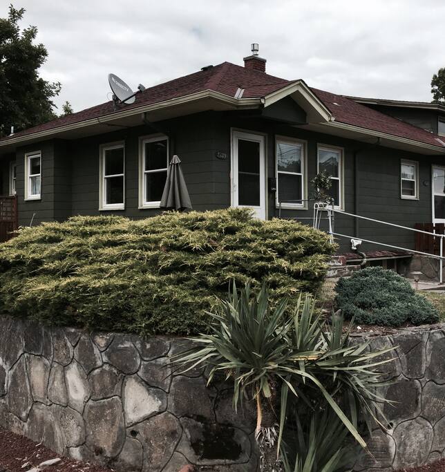 The apartment is overlooking the very beautiful park and Rose Garden