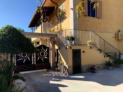 *Flowery house* Entire apartment in Villa