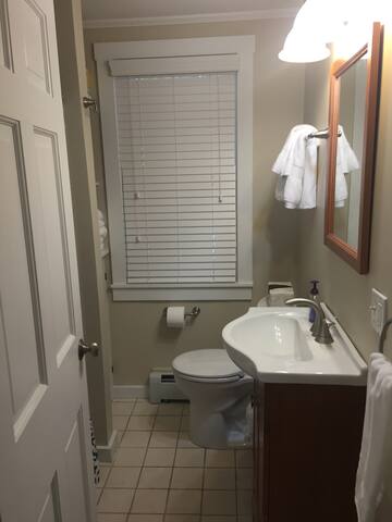 The Newport Cottage.Perfect Location/Comfort/Style gallery image 5