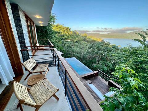 Casa Tanama-luxe villa, oceanfront, 5 star service