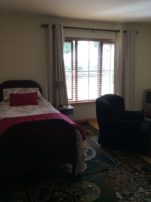 Cosy single bed in spacious room