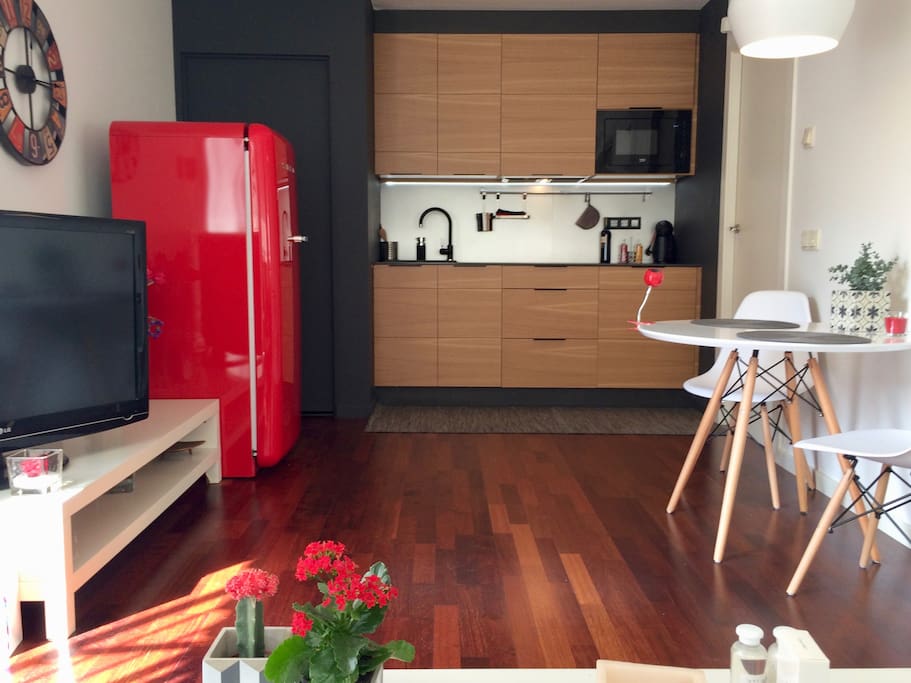 Cocina equipada con lavadora-secadora, frigorífico, microondas...
