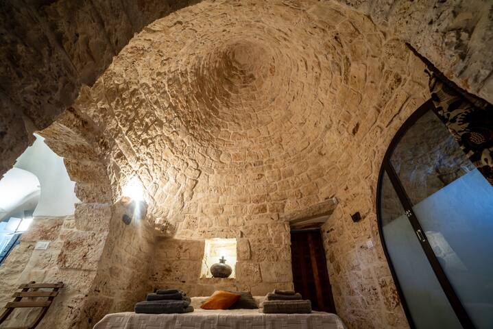 Trullo La Specchia private pool and satellite wifi gallery image 4