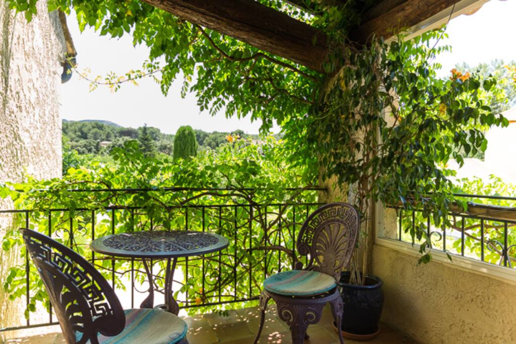 Terrasse privée à l'étage. Vue sur le parc et la colline