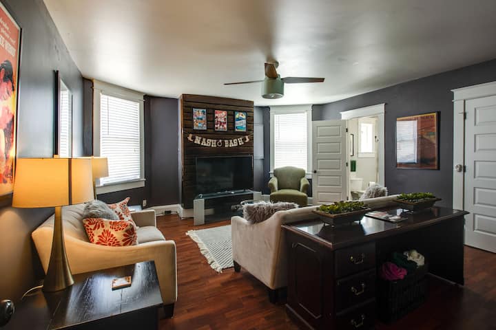 Groepsbijeenkomst — Ruime woonkamer met hoge plafonds.