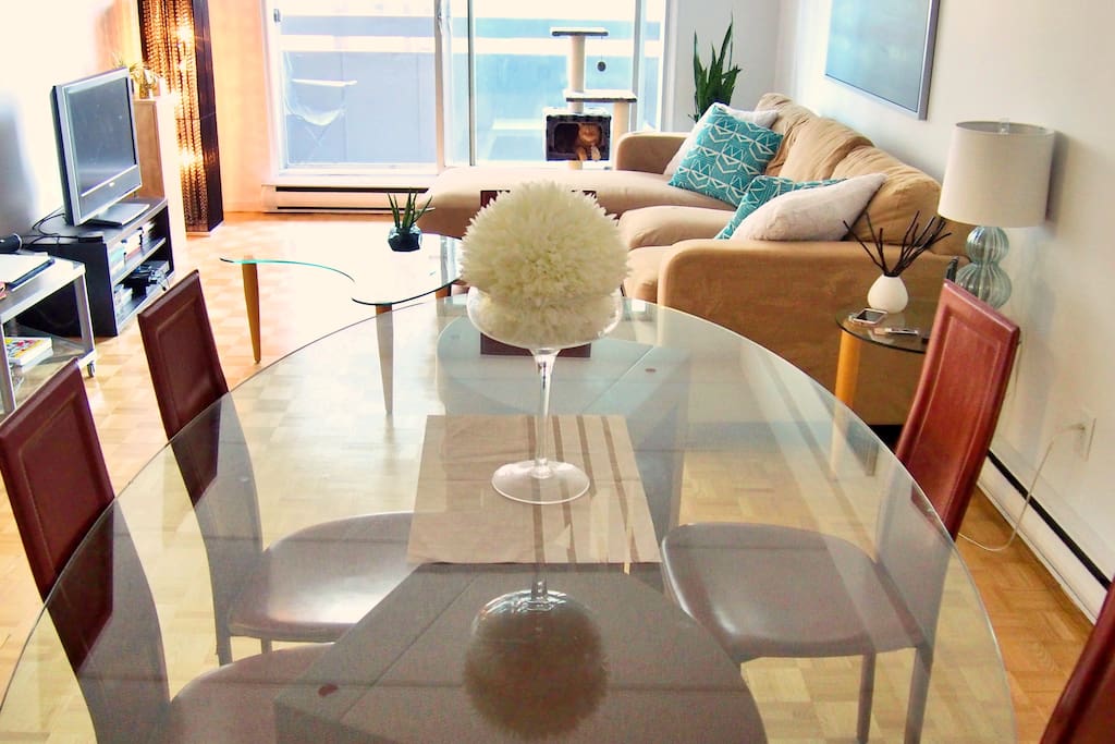 Dining room with a big table and 6 chairs