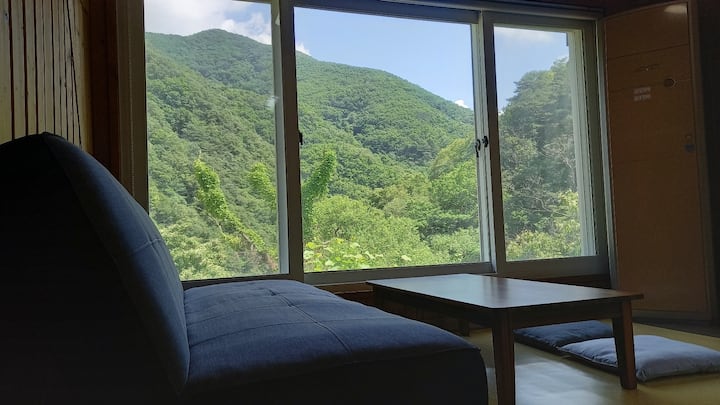 הנוף מהסלון בקומה השנייה ממש נחמד. חצר, עמק, להר גוגובי.