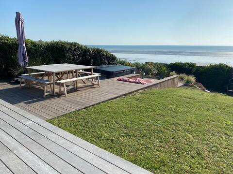 BEAUTIFUL VILLA FACING SEA DIRECT BEACH ACCESS