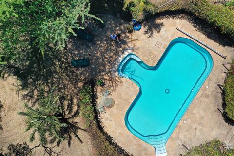 Lahai House with pool, tennis court & Lake View.