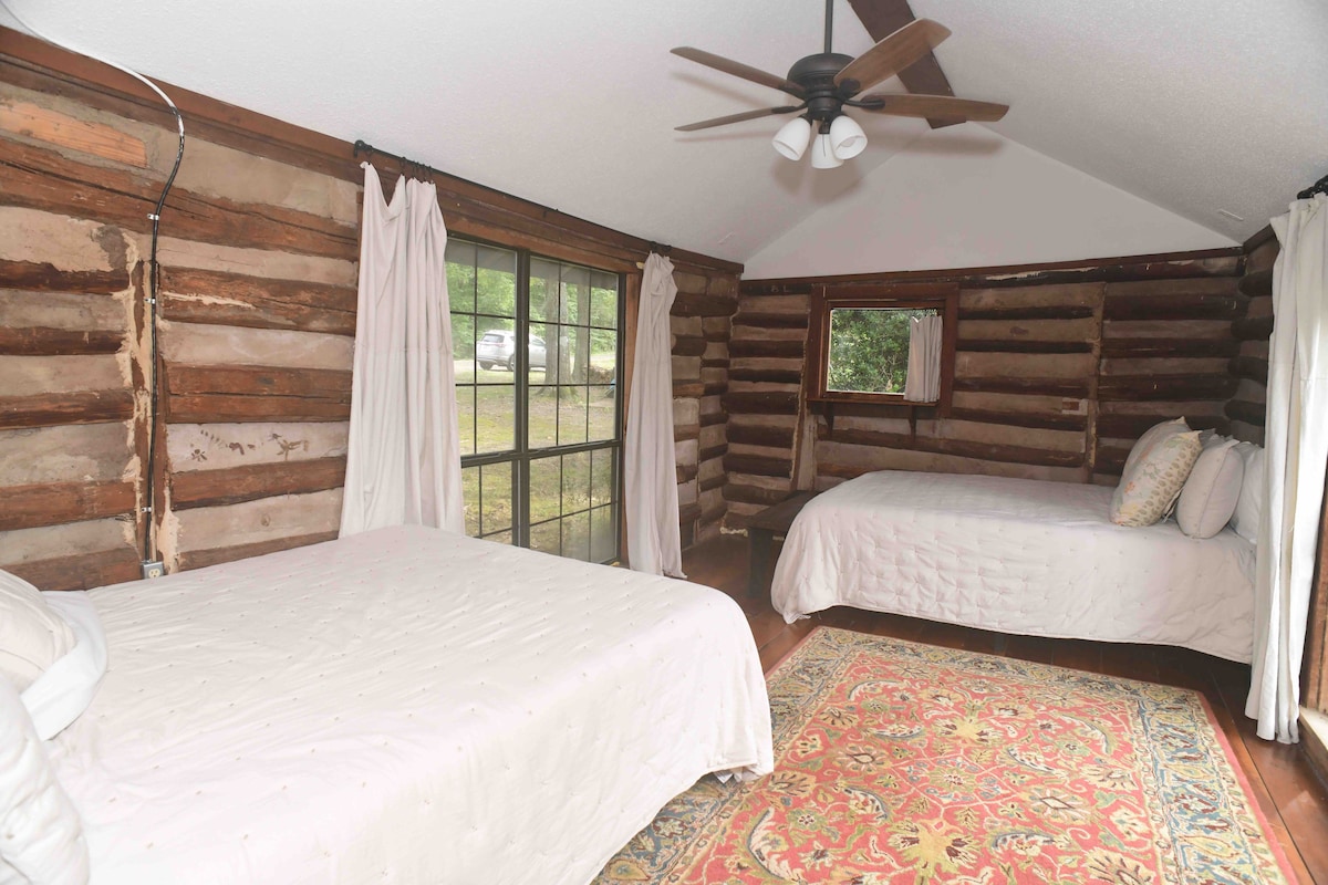 V spálni sa nachádzajú dve menšie manželské postele! Z oboch strán izby sú veľké okná, jedno s výhľadom na predný dvor, druhé s nádherným výhľadom na rybník! 