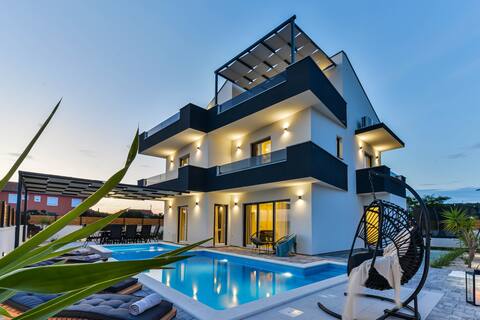 Luxury villa JoMaNi