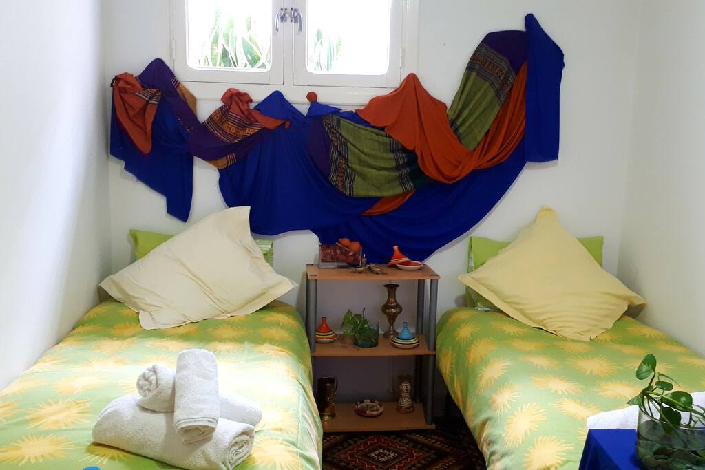 Petite chambre privative avec 2 lits simples