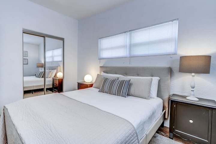 Dormitorio # 2 (cama tamaño queen)