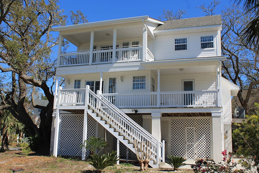 Located in a Private Community on the north end of Tybee Island, this fabulous house features a bright and modern interior with comfortable rooms, a modern kitchen and easy access to the beach.